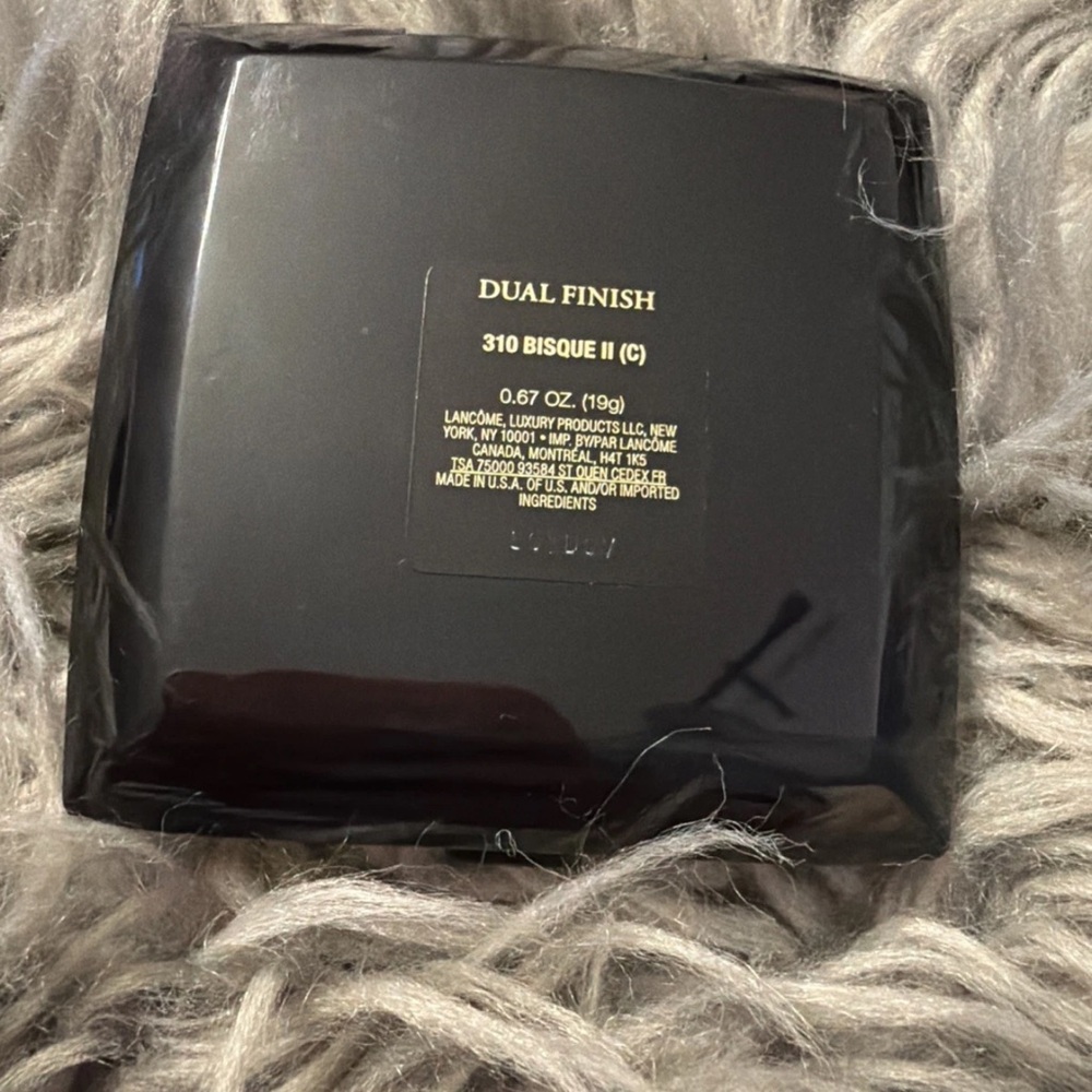 Lancome Dual Finish Foundation - Black and Gold - Picture 2 of 3